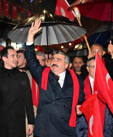 YILDIRIM BELEDİYE BAŞKANI OKTAY YILMAZ, YAYINLADIĞI MESAJLA 29 EKİM CUMHURİYET BAYRAMI’NI KUTLADI. CUMHURİYET’İN TÜRK MİLLETİNİN YENİDEN DOĞUŞUNU SİMGELEYEN EN ÖNEMLİ DÖNÜM NOKTALARINDAN BİRİ OLDUĞUNU VURGULAYAN BAŞKAN YILMAZ, “BUGÜN HEPİMİZİN YÜREĞİNDE BÜYÜK BİR GURUR VE COŞKU VAR. BUGÜN, AZİZ MİLLETİMİZİN YENİDEN AYAĞA KALKTIĞI, KENDİ KADERİNE SAHİP ÇIKTIĞI BÜYÜK MÜCADELENİN ARDINDAN KURULAN CUMHURİYETİMİZİN YIL DÖNÜMÜ. AZİZ MİLLETİMİZİN İSTİKLAL VE İSTİKBAL MÜCADELESİNİN EN BÜYÜK ESERİ OLAN CUMHURİYETİMİZİN 103. YIL DÖNÜMÜNÜ BÜYÜK BİR GURUR VE COŞKUYLA KUTLUYORUZ. 103 YIL ÖNCE TÜM İMKANSIZLIKLARA RAĞMEN DÜNYANIN EN GÜÇLÜ DEVLETLERİNİ DİZE GETİREN BU MİLLET, ANADOLU’YA BİR KEZ DAHA MÜHRÜNÜ VURMUŞTUR” DEDİ.