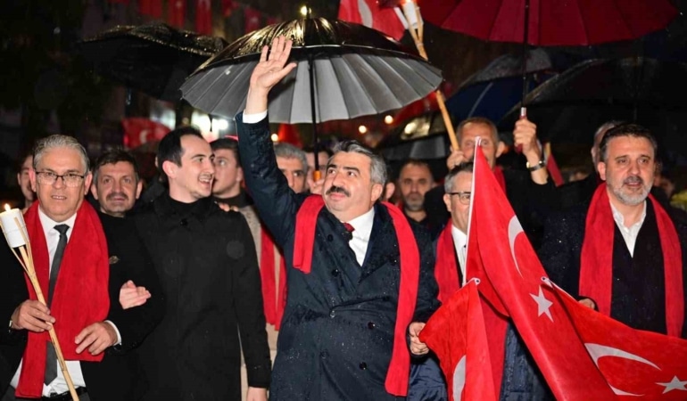 YILDIRIM BELEDİYE BAŞKANI OKTAY YILMAZ, YAYINLADIĞI MESAJLA 29 EKİM CUMHURİYET BAYRAMI’NI KUTLADI. CUMHURİYET’İN TÜRK MİLLETİNİN YENİDEN DOĞUŞUNU SİMGELEYEN EN ÖNEMLİ DÖNÜM NOKTALARINDAN BİRİ OLDUĞUNU VURGULAYAN BAŞKAN YILMAZ, “BUGÜN HEPİMİZİN YÜREĞİNDE BÜYÜK BİR GURUR VE COŞKU VAR. BUGÜN, AZİZ MİLLETİMİZİN YENİDEN AYAĞA KALKTIĞI, KENDİ KADERİNE SAHİP ÇIKTIĞI BÜYÜK MÜCADELENİN ARDINDAN KURULAN CUMHURİYETİMİZİN YIL DÖNÜMÜ. AZİZ MİLLETİMİZİN İSTİKLAL VE İSTİKBAL MÜCADELESİNİN EN BÜYÜK ESERİ OLAN CUMHURİYETİMİZİN 103. YIL DÖNÜMÜNÜ BÜYÜK BİR GURUR VE COŞKUYLA KUTLUYORUZ. 103 YIL ÖNCE TÜM İMKANSIZLIKLARA RAĞMEN DÜNYANIN EN GÜÇLÜ DEVLETLERİNİ DİZE GETİREN BU MİLLET, ANADOLU’YA BİR KEZ DAHA MÜHRÜNÜ VURMUŞTUR” DEDİ.
