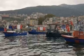 TÜRKİYE CUMHURİYETİ'NİN KURULUŞUNUN 103'ÜNCÜ YIL DÖNÜMÜ COŞKUSU 81 İLDE MEYDANLARDA KUTLANIRKEN, GEMLİKLİ BALIKÇILAR BU HEYECANI DENİZE TAŞIDI.