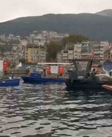 TÜRKİYE CUMHURİYETİ'NİN KURULUŞUNUN 103'ÜNCÜ YIL DÖNÜMÜ COŞKUSU 81 İLDE MEYDANLARDA KUTLANIRKEN, GEMLİKLİ BALIKÇILAR BU HEYECANI DENİZE TAŞIDI.