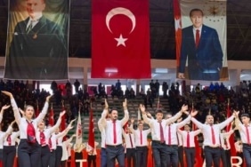 CUMHURİYET BAYRAMI TÖRENLERİNDE SAHNE ALAN 103 ÖĞRETMEN, 7 FARKLI YÖREYE AİT FOLKLOR GÖSTERİLERİYLE İZLEYENLERDEN BÜYÜK BEĞENİ TOPLADI.