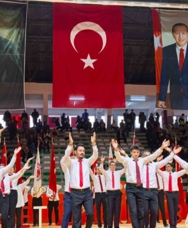 CUMHURİYET BAYRAMI TÖRENLERİNDE SAHNE ALAN 103 ÖĞRETMEN, 7 FARKLI YÖREYE AİT FOLKLOR GÖSTERİLERİYLE İZLEYENLERDEN BÜYÜK BEĞENİ TOPLADI.
