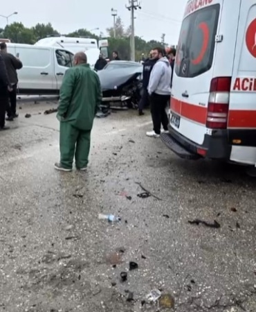 BURSA'NIN OSMANGAZİ İLÇESİNDE YAĞIŞ NEDENİYLE KAYGANLAŞAN YOLDA MEYDANA GELEN ZİNCİRLEME TRAFİK KAZASINDA 5 ARAÇ BİRBİRİNE GİRDİ. KAZADA YARALANAN 5 KİŞİ HASTANEYE KALDIRILIRKEN, OLAYLA İLGİLİ İNCELEME BAŞLATILDI.