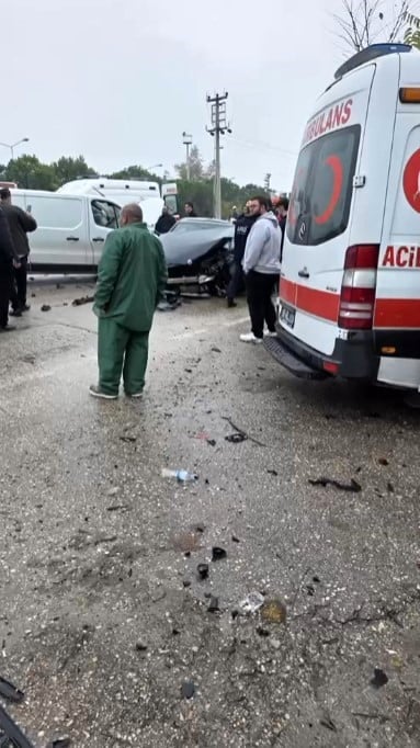 BURSA'NIN OSMANGAZİ İLÇESİNDE YAĞIŞ NEDENİYLE KAYGANLAŞAN YOLDA MEYDANA GELEN ZİNCİRLEME TRAFİK KAZASINDA 5 ARAÇ BİRBİRİNE GİRDİ. KAZADA YARALANAN 5 KİŞİ HASTANEYE KALDIRILIRKEN, OLAYLA İLGİLİ İNCELEME BAŞLATILDI.