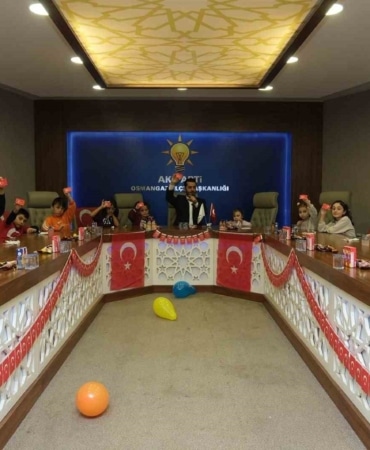 AK PARTİ OSMANGAZİ İLÇE BAŞKANLIĞI, 29 EKİM CUMHURİYET BAYRAMI MÜNASEBETİYLE ÇOCUKLARLA BİRLİKTE TÜRK BAYRAĞI BOYAMA ETKİNLİĞİ DÜZENLEDİ. ETKİNLİKTE HAZIRLANAN BAYRAKLARIN, OSMANGAZİ’DE YAŞAYAN AZİZ ŞEHİTLERİN ANNE VE BABALARINA HEDİYE EDİLMESİ PLANLANIYOR.