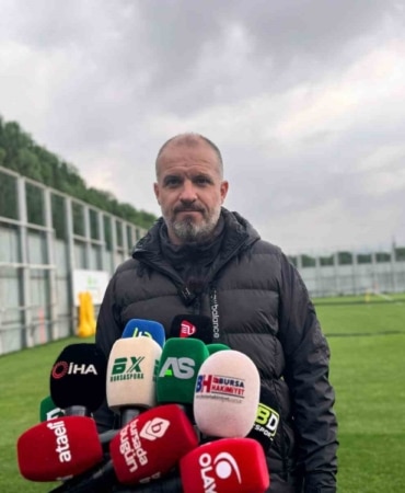 BURSASPOR TEKNİK DİREKTÖRÜ MUSTAFA ER, BANDIRMASPOR MAÇI ÖNCESİ İBRAHİM YAZICI ÖZLÜCE TESİSLERİ'NDE BASIN MENSUPLARININ SORULARINI YANITLADI.