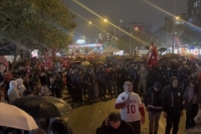 BURSA’DA 29 EKİM CUMHURİYET BAYRAMI DOLAYISIYLA DÜZENLENEN KONSERDE SAHNE ALAN ÜNLÜ SANATÇI CAN BONOMO, SEVİLEN ŞARKILARIYLA VATANDAŞLARA UNUTULMAZ BİR GECE YAŞATTI. YAĞMURA RAĞMEN KONSER ALANINI TERK ETMEYEN VATANDAŞLAR, ŞARKILARA EŞLİK EDEREK CUMHURİYET COŞKUSUNU DOYASIYA YAŞADI.