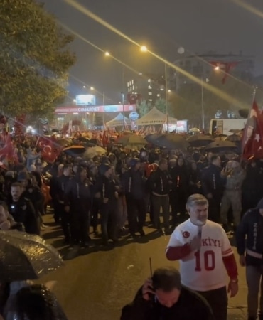 BURSA’DA 29 EKİM CUMHURİYET BAYRAMI DOLAYISIYLA DÜZENLENEN KONSERDE SAHNE ALAN ÜNLÜ SANATÇI CAN BONOMO, SEVİLEN ŞARKILARIYLA VATANDAŞLARA UNUTULMAZ BİR GECE YAŞATTI. YAĞMURA RAĞMEN KONSER ALANINI TERK ETMEYEN VATANDAŞLAR, ŞARKILARA EŞLİK EDEREK CUMHURİYET COŞKUSUNU DOYASIYA YAŞADI.