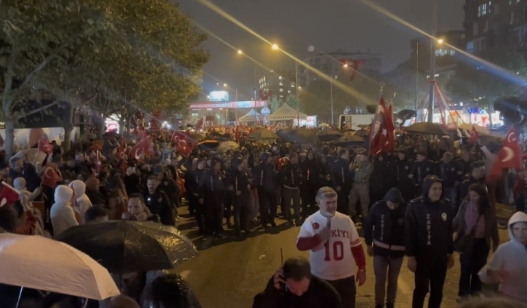 BURSA’DA 29 EKİM CUMHURİYET BAYRAMI DOLAYISIYLA DÜZENLENEN KONSERDE SAHNE ALAN ÜNLÜ SANATÇI CAN BONOMO, SEVİLEN ŞARKILARIYLA VATANDAŞLARA UNUTULMAZ BİR GECE YAŞATTI. YAĞMURA RAĞMEN KONSER ALANINI TERK ETMEYEN VATANDAŞLAR, ŞARKILARA EŞLİK EDEREK CUMHURİYET COŞKUSUNU DOYASIYA YAŞADI.