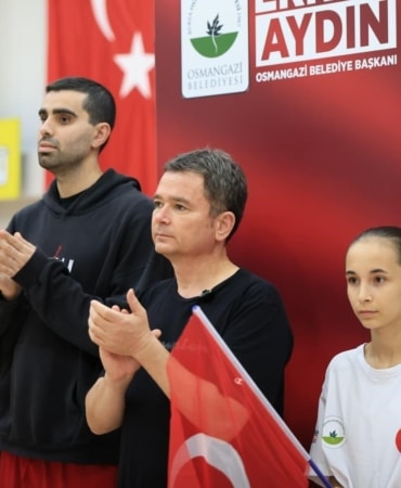 OSMANGAZİ BELEDİYESİ TARAFINDAN TÜRKİYE CUMHURİYETİ'NİN 103'ÜNCÜ YIL DÖNÜMÜ KUTLAMALARI KAPSAMINDA DÜZENLENEN BASKETBOL TURNUVASI, YOĞUN KATILIMLA GERÇEKLEŞTİ. KADIN VE ERKEK KATEGORİLERİNDE DÜZENLENEN TURNUVADA, OSMANGAZİ BELEDİYE BAŞKANI ERKAN AYDIN DA SPORCULARLA GÖSTERİ MAÇI YAPTI.