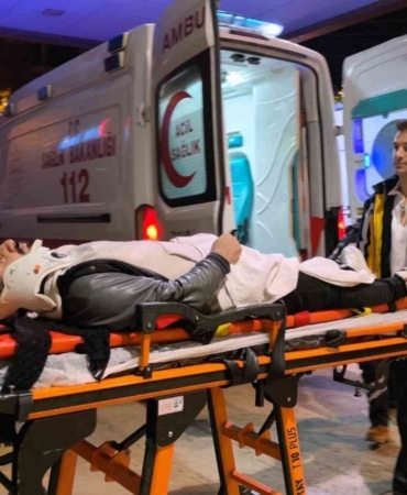 BURSA’NIN İNEGÖL İLÇESİNDE OTOMOBİL İLE MOTOSİKLETİN ÇARPIŞMASI SONUCU MEYDANA GELEN KAZADA, MOTOSİKLETTE BULUNAN 2 KARDEŞ YARALANDI.