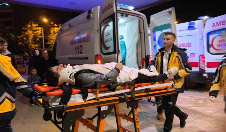 BURSA’NIN İNEGÖL İLÇESİNDE OTOMOBİL İLE MOTOSİKLETİN ÇARPIŞMASI SONUCU MEYDANA GELEN KAZADA, MOTOSİKLETTE BULUNAN 2 KARDEŞ YARALANDI.
