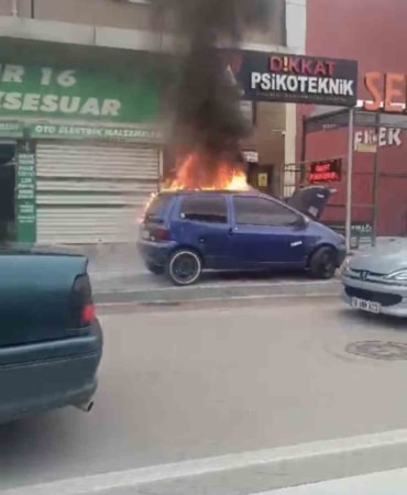 BURSA’DA PARK HALİNDEKİ OTOMOBİL ALEVLERE TESLİM OLDU