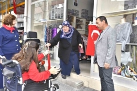 BURSA'NIN YENİŞEHİR İLÇESİNDE 29 EKİM CUMHURİYET BAYRAMI ETKİNLİKLERİ ÇERÇEVESİNDE ÖZEL GEREKSİNİMLİ BİREYLER ESNAFA BAYRAK DAĞITTI.