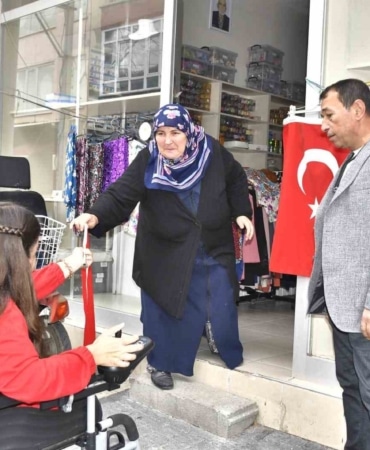 BURSA'NIN YENİŞEHİR İLÇESİNDE 29 EKİM CUMHURİYET BAYRAMI ETKİNLİKLERİ ÇERÇEVESİNDE ÖZEL GEREKSİNİMLİ BİREYLER ESNAFA BAYRAK DAĞITTI.