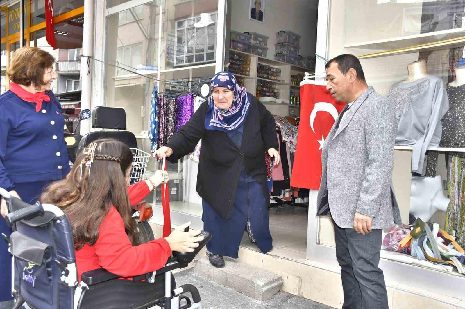 BURSA'NIN YENİŞEHİR İLÇESİNDE 29 EKİM CUMHURİYET BAYRAMI ETKİNLİKLERİ ÇERÇEVESİNDE ÖZEL GEREKSİNİMLİ BİREYLER ESNAFA BAYRAK DAĞITTI.