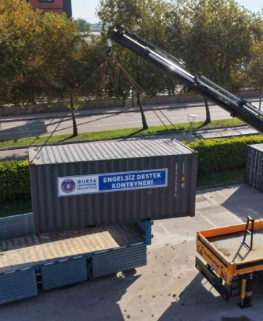 BURSA BÜYÜKŞEHİR BELEDİYESİ, OLASI AFETLERDE VATANDAŞLARIN İHTİYAÇLARINA HIZLI YANIT VEREBİLMEK VE MÜDAHALE KAPASİTESİNİ GÜÇLENDİRMEK AMACIYLA ‘ENGELSİZ DESTEK KONTEYNERLERİ’ İLE ‘KİMLİKLENDİRME VE DEFİN HİZMETLERİ AFET VE ACİL DURUM KONTEYNERLERİ’Nİ KULLANIMA HAZIR HALE GETİRDİ.