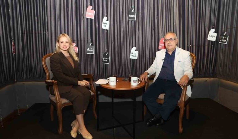 OSMANGAZİ BELEDİYESİ’NİN DÜZENLEDİĞİ MEDYA BULUŞMALARINDA ARAŞTIRMACI YAZAR AYDIN KELEŞOĞLU, CUMHURİYET’İN İLANINA UZANAN TARİHSEL SÜRECİ VE GAZİ MUSTAFA KEMAL ATATÜRK’ÜN BU SÜREÇTEKİ MÜCADELESİNİ ANLATTI. 29 EKİM CUMHURİYET BAYRAMI DOLAYISIYLA GERÇEKLEŞTİRİLEN PROGRAMDA, MİLLİ MÜCADELE’DE BASININ ÜSTLENDİĞİ KRİTİK ROL DE ELE ALINDI.