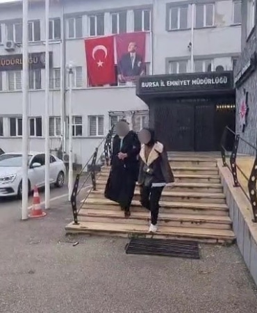BURSA’NIN OSMANGAZİ İLÇESİNDE BİR EVİN KAPISINI KART-FİLM YÖNTEMİYLE AÇARAK YAKLAŞIK 450 BİN TL DEĞERİNDEKİ ZİYNET EŞYALARINI ÇALAN ŞÜPHELİ, 35 GÜVENLİK KAMERASININ İNCELENMESİ SONUCU YAKALANDI. HAKKINDA 28 SUÇ KAYDI BULUNDUĞU BELİRTİLEN ŞÜPHELİ, EMNİYETTEKİ İŞLEMLERİNİN ARDINDAN ADLİ MAKAMLARA SEVK EDİLDİ.