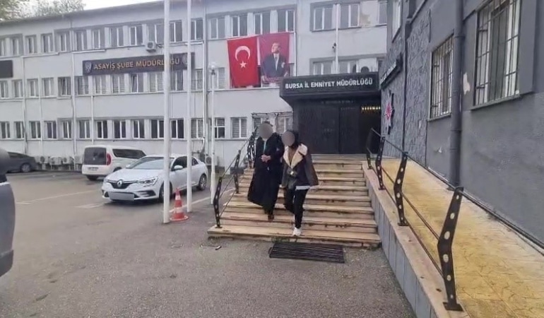 BURSA’NIN OSMANGAZİ İLÇESİNDE BİR EVİN KAPISINI KART-FİLM YÖNTEMİYLE AÇARAK YAKLAŞIK 450 BİN TL DEĞERİNDEKİ ZİYNET EŞYALARINI ÇALAN ŞÜPHELİ, 35 GÜVENLİK KAMERASININ İNCELENMESİ SONUCU YAKALANDI. HAKKINDA 28 SUÇ KAYDI BULUNDUĞU BELİRTİLEN ŞÜPHELİ, EMNİYETTEKİ İŞLEMLERİNİN ARDINDAN ADLİ MAKAMLARA SEVK EDİLDİ.