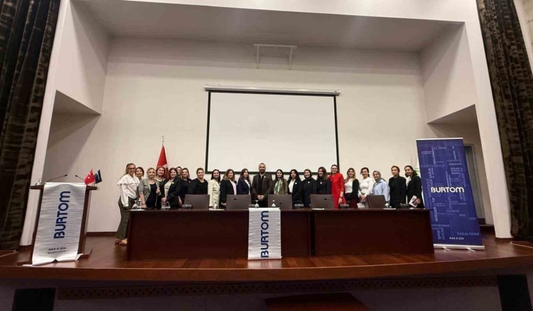 BURTOM KONUR CERRAHİ TIP MERKEZİ GENEL CERRAHİ UZMANI OP. DR. DOĞAN FAKIOĞLU, "MEME KANSERİ FARKINDALIK AYI" NEDENİYLE ULUDAĞ İHRACATÇI BİRLİKLERİ (UİB) PERSONELİNE YÖNELİK "MEME KANSERİ: FARKINDALIK VE ERKEN TEŞHİSİN ÖNEMİ" KONULU BİR SEMİNER VERDİ. SEMİNERDE HASTALIĞIN KÜRESEL BOYUTLARINDAN RİSK FAKTÖRLERİNE, TANI VE TEDAVİ SÜREÇLERİNDEN YAŞAM TARZINA KADAR TÜM KONULAR DETAYLARIYLA ELE ALINDI.