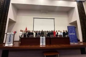 BURTOM KONUR CERRAHİ TIP MERKEZİ GENEL CERRAHİ UZMANI OP. DR. DOĞAN FAKIOĞLU, "MEME KANSERİ FARKINDALIK AYI" NEDENİYLE ULUDAĞ İHRACATÇI BİRLİKLERİ (UİB) PERSONELİNE YÖNELİK "MEME KANSERİ: FARKINDALIK VE ERKEN TEŞHİSİN ÖNEMİ" KONULU BİR SEMİNER VERDİ. SEMİNERDE HASTALIĞIN KÜRESEL BOYUTLARINDAN RİSK FAKTÖRLERİNE, TANI VE TEDAVİ SÜREÇLERİNDEN YAŞAM TARZINA KADAR TÜM KONULAR DETAYLARIYLA ELE ALINDI.