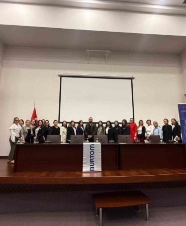 BURTOM KONUR CERRAHİ TIP MERKEZİ GENEL CERRAHİ UZMANI OP. DR. DOĞAN FAKIOĞLU, "MEME KANSERİ FARKINDALIK AYI" NEDENİYLE ULUDAĞ İHRACATÇI BİRLİKLERİ (UİB) PERSONELİNE YÖNELİK "MEME KANSERİ: FARKINDALIK VE ERKEN TEŞHİSİN ÖNEMİ" KONULU BİR SEMİNER VERDİ. SEMİNERDE HASTALIĞIN KÜRESEL BOYUTLARINDAN RİSK FAKTÖRLERİNE, TANI VE TEDAVİ SÜREÇLERİNDEN YAŞAM TARZINA KADAR TÜM KONULAR DETAYLARIYLA ELE ALINDI.