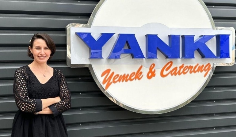 BURSA’DA TOPLU YEMEK ÜRETİMİ YAPAN YANKI YEMEK, FSSC 22000 GIDA GÜVENLİĞİ SİSTEMİ BELGESİ’Nİ ALDI. FİRMANIN KALİTE SİSTEM SORUMLUSU LEMAN UÇAR, BELGENİN ÜRETİMDE UYGULADIKLARI GIDA GÜVENLİĞİ SİSTEMİNİN ULUSLARARASI ÖLÇÜTLERE GÖRE DEĞERLENDİRİLMESİ AÇISINDAN ÖNEMLİ OLDUĞUNU BELİRTTİ.