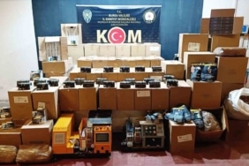 BURSA’DA KAÇAK TÜTÜN VE SİGARA ÜRETİMİNE YÖNELİK DÜZENLENEN OPERASYONDA, 627 BİN 8 ADET MAKARON, 243 KİLOGRAM KIYILMIŞ TÜTÜN VE 2 BİN 230 PAKET GÜMRÜK KAÇAĞI SİGARA ELE GEÇİRİLDİ. OPERASYONDA YAKALANAN 4 ŞÜPHELİ HAKKINDA ADLİ İŞLEM BAŞLATILDI.