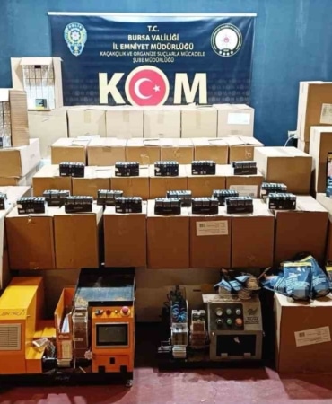 BURSA’DA KAÇAK TÜTÜN VE SİGARA ÜRETİMİNE YÖNELİK DÜZENLENEN OPERASYONDA, 627 BİN 8 ADET MAKARON, 243 KİLOGRAM KIYILMIŞ TÜTÜN VE 2 BİN 230 PAKET GÜMRÜK KAÇAĞI SİGARA ELE GEÇİRİLDİ. OPERASYONDA YAKALANAN 4 ŞÜPHELİ HAKKINDA ADLİ İŞLEM BAŞLATILDI.