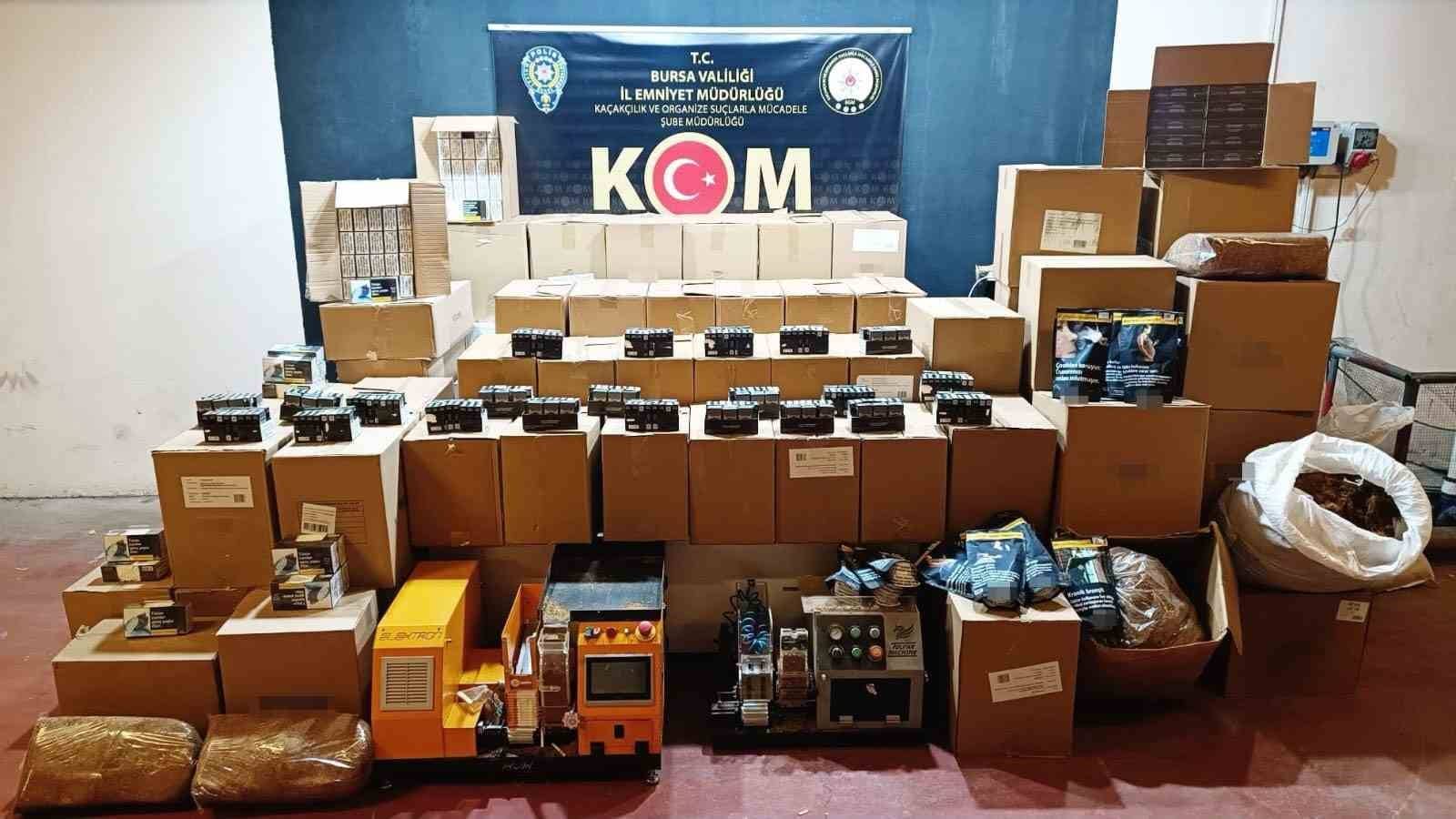 BURSA’DA KAÇAK TÜTÜN VE SİGARA ÜRETİMİNE YÖNELİK DÜZENLENEN OPERASYONDA, 627 BİN 8 ADET MAKARON, 243 KİLOGRAM KIYILMIŞ TÜTÜN VE 2 BİN 230 PAKET GÜMRÜK KAÇAĞI SİGARA ELE GEÇİRİLDİ. OPERASYONDA YAKALANAN 4 ŞÜPHELİ HAKKINDA ADLİ İŞLEM BAŞLATILDI.