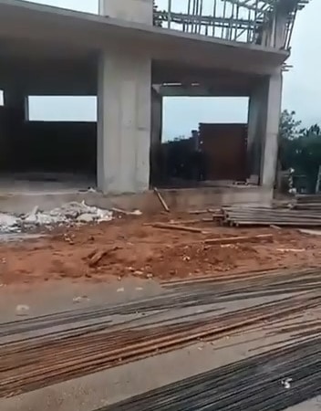 BURSA’NIN KESTEL İLÇESİNDEKİ SANAYİ BÖLGESİNDE BİR İŞÇİ, TEMELİN 2’NCİ KATINDAN DÜŞEREK YARALANDI.