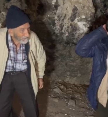 BURSA ULUDAĞ'DA İNSANLARDAN UZAKLAŞIP MAĞARAYA SIĞINARAK YAŞAMINI SÜRDÜREN YAŞLI ADAM İÇİN BİR SPORCU TARAFINDAN BAŞLATILAN YARDIM SEFERBERLİĞİ, DUYGUSAL BİR KAVUŞMAYLA SONA ERDİ. ANKARA'DAN YOLA ÇIKAN 83 YAŞINDAKİ BABA HÜSEYİN M., UZUN BİR YOLCULUĞUN ARDINDAN OĞLUNA KAVUŞTU. DAĞCI DÜZGÜN ÇALIŞKAN'IN MİSAFİR ETTİĞİ BABA, YILLARDIR AYRI KALDIĞI OĞLUYLA BULUŞURKEN DUYGUSAL ANLAR YAŞANDI. BABA HÜSEYİN M., OĞLUNU DA YANINA ALARAK ANKARA'YA GÖTÜRDÜ.