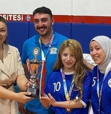 BURSA TEKNİK ÜNİVERSİTESİ (BTÜ) ÖĞRENCİSİ VE AYNI ZAMANDA FLOOR CURLİNG SPORCUSU BERFİN SÖNMEZ, GENÇ YAŞTA HAYATINI KAYBETTİ. HEM AKADEMİK BAŞARISI HEM DE KAMPÜSTEKİ AKTİF SPORCU VE LİDER KİMLİĞİYLE TANINAN SEVİLEN ÖĞRENCİ SÖNMEZ'İN ANİ VEFATI, BTÜ YÖNETİMİNİ, HOCALARINI, ÖĞRENCİ ARKADAŞLARINI VE TÜM SPOR CAMİASINI YASA BOĞDU. ÜNİVERSİTE YÖNETİMİ VEFATIN ARDINDAN RESMİ TAZİYE MESAJI YAYIMLADI.