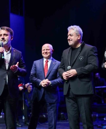 BURSA BÜYÜKŞEHİR BELEDİYESİ TARAFINDAN DÜZENLENEN "ALATURKA’NIN YILDIZLARI İLE BİZİM ŞARKILARIMIZ" KONSERİNDE, TÜRK SANAT MÜZİĞİ’NİN SEVİLEN ESERLERİ BURSALILAR İÇİN SESLENDİRİLDİ.