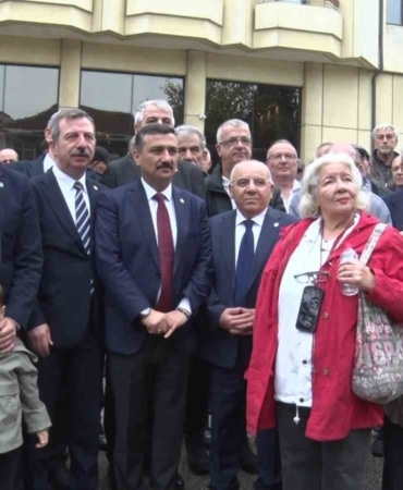 BURSA’DA 723 YILLIK ŞİFA GEÇMİŞİYLE BİLİNEN ŞEHİT YARBAY İLKER ÇELİKCAN FİZİK TEDAVİ VE REHABİLİTASYON HASTANESİ’NİN TAŞINMASI VE YATAK KAPASİTESİNİN DÜŞÜRÜLMESİ TARTIŞMA KONUSU OLDU. İYİ PARTİ BURSA İL BAŞKANLIĞI TARAFINDAN DÜZENLENEN AÇIKLAMADA, HASTANENİN KAPATILMASINA TEPKİ GÖSTERİLDİ. İYİ PARTİ BURSA İL BAŞKANI İSMAİL KAYA, "HASTANE KAPATMAK HİZMET DEĞİLDİR, SAĞLIKTA GERİYE GİDİŞTİR" DERKEN, BURSA MİLLETVEKİLİ HASAN TOKTAŞ HASTANENİN TİCARİ AMAÇLARLA DEĞERLENDİRİLECEĞİ ENDİŞESİNİ DİLE GETİRDİ. İYİ PARTİ GENEL BAŞKAN YARDIMCISI SELÇUK TÜRKOĞLU İSE "BURANIN KAÇ YÜZ YILLIK TARİHİYLE, GELENEĞİYLE ŞİFA DAĞITAN BU HASTANEYİ KAPATAMAZSINIZ" İFADELERİNİ KULLANDI.