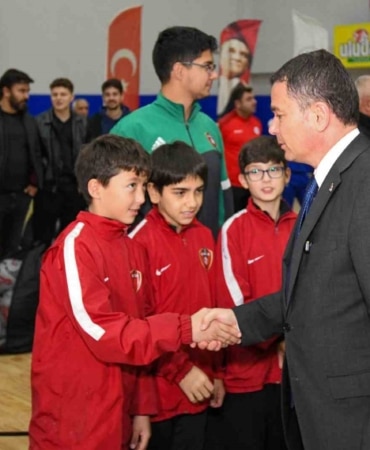 SAĞLIKLI NESİLLERİN YETİŞMESİ AMACIYLA SPORA VE SPORCUYA YÖNELİK DESTEKLERİNİ YOĞUN BİR ŞEKİLDE SÜRDÜREN OSMANGAZİ BELEDİYESİ, İLÇEDEKİ SPOR KULÜPLERİNE BÜYÜK ÇAPLI BİR MALZEME YARDIMINDA BULUNDU. GÖREVE GELDİĞİ İLK GÜNDEN BU YANA AMATÖR SPORLARA BÜYÜK ÖNEM VEREN OSMANGAZİ BELEDİYE BAŞKANI ERKAN AYDIN, SPORUN VE SPORCUNUN HER ZAMAN YANINDA OLDUKLARINI KAYDETTİ.