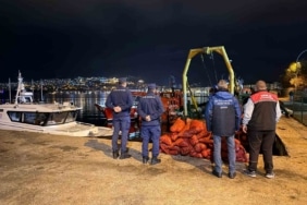 BURSA'NIN GEMLİK İLÇESİNE BAĞLI GEMSAZ SAHİLİNDE GERÇEKLEŞTİRİLEN ORTAK DENETİMDE KAÇAK MİDYE AVCILIĞI YAPANLARA 182 BİN 6 TL İDARİ PARA CEZASI UYGULANDI. AVDA KULLANILAN TEKNEYE VE 350 KİLOGRAM MİDYEYE EL KONULDU.