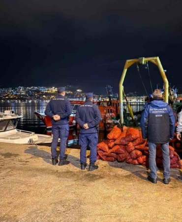 BURSA'NIN GEMLİK İLÇESİNE BAĞLI GEMSAZ SAHİLİNDE GERÇEKLEŞTİRİLEN ORTAK DENETİMDE KAÇAK MİDYE AVCILIĞI YAPANLARA 182 BİN 6 TL İDARİ PARA CEZASI UYGULANDI. AVDA KULLANILAN TEKNEYE VE 350 KİLOGRAM MİDYEYE EL KONULDU.