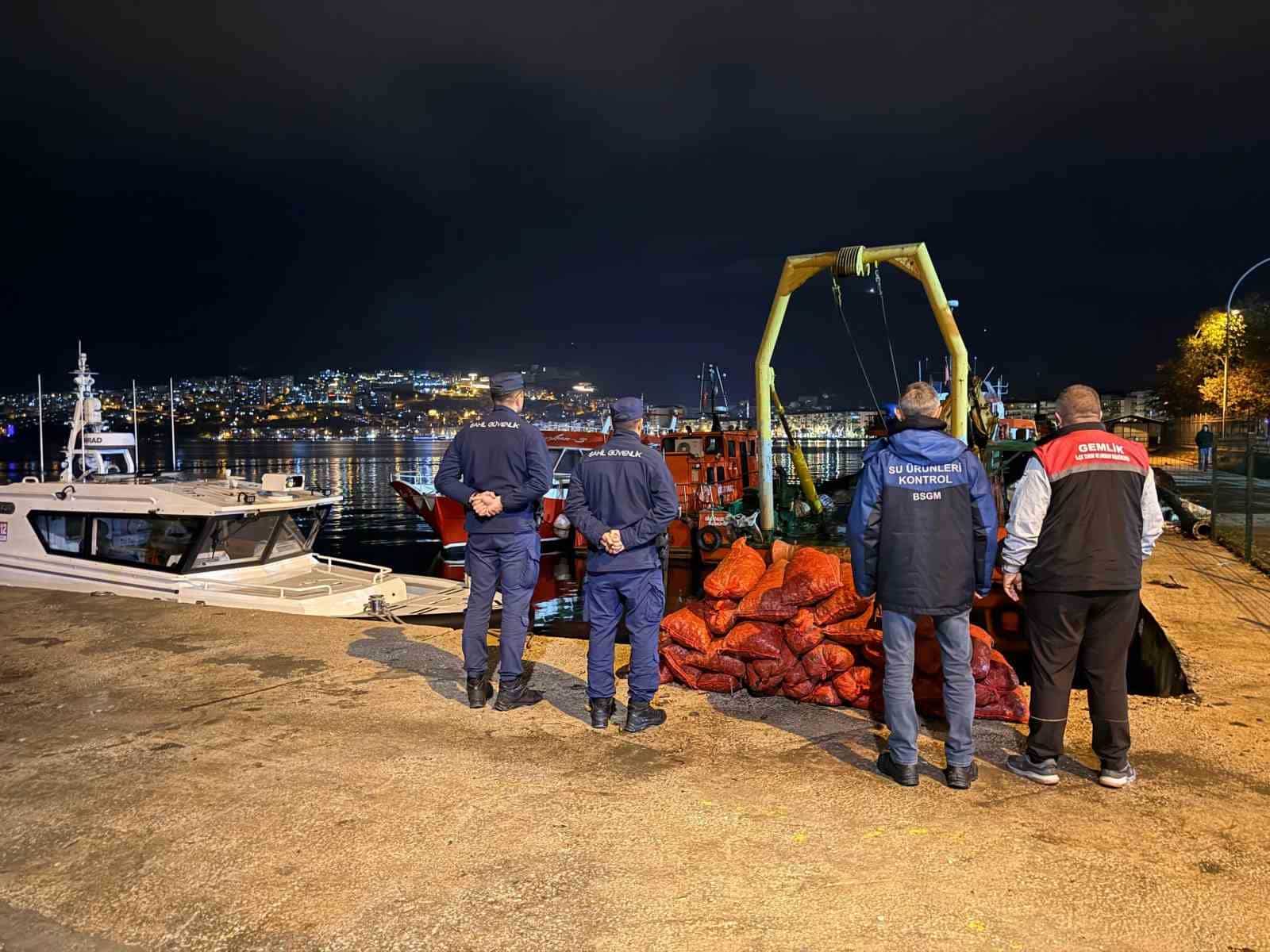 BURSA'NIN GEMLİK İLÇESİNE BAĞLI GEMSAZ SAHİLİNDE GERÇEKLEŞTİRİLEN ORTAK DENETİMDE KAÇAK MİDYE AVCILIĞI YAPANLARA 182 BİN 6 TL İDARİ PARA CEZASI UYGULANDI. AVDA KULLANILAN TEKNEYE VE 350 KİLOGRAM MİDYEYE EL KONULDU.