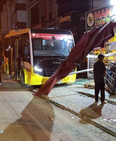 FRENİ BOŞALAN HALK MİNİBÜSÜ DEHŞET SAÇTI